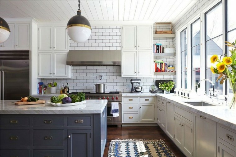 キッチンのアイデア白いタイル灰色の家具