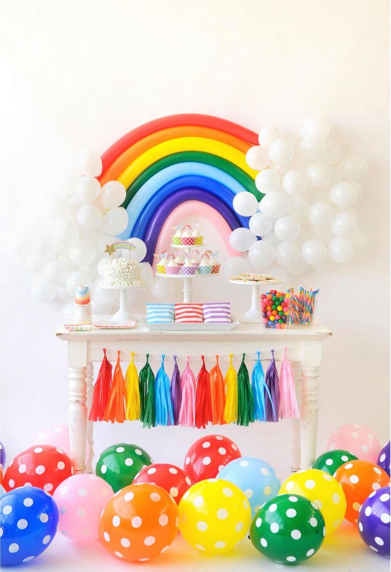 idea di decorazione di compleanno sotto l'arcobaleno