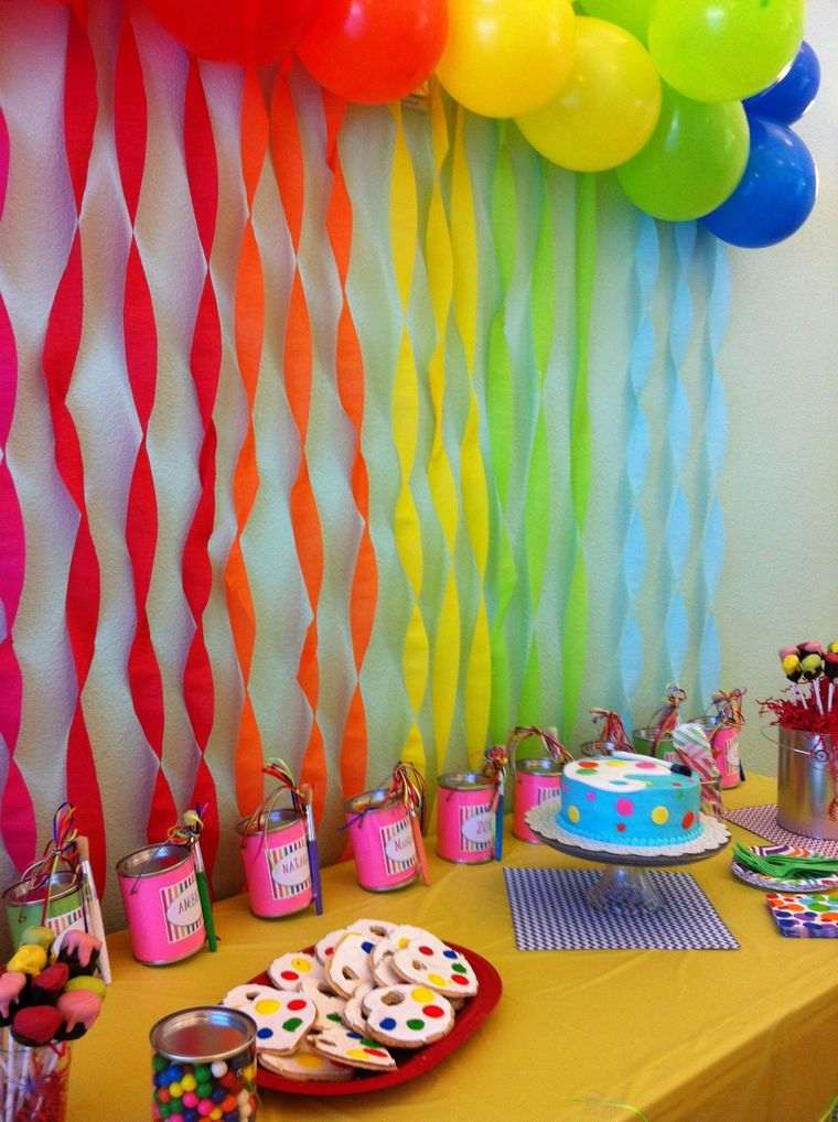 idea decorazione compleanno palloncini ghirlande arcobaleno di carta