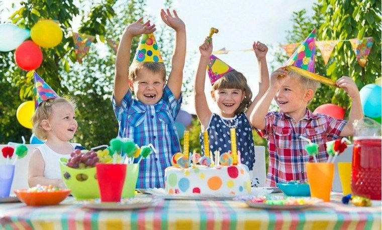 idea decorazione compleanno piccoli cappelli cilindrici