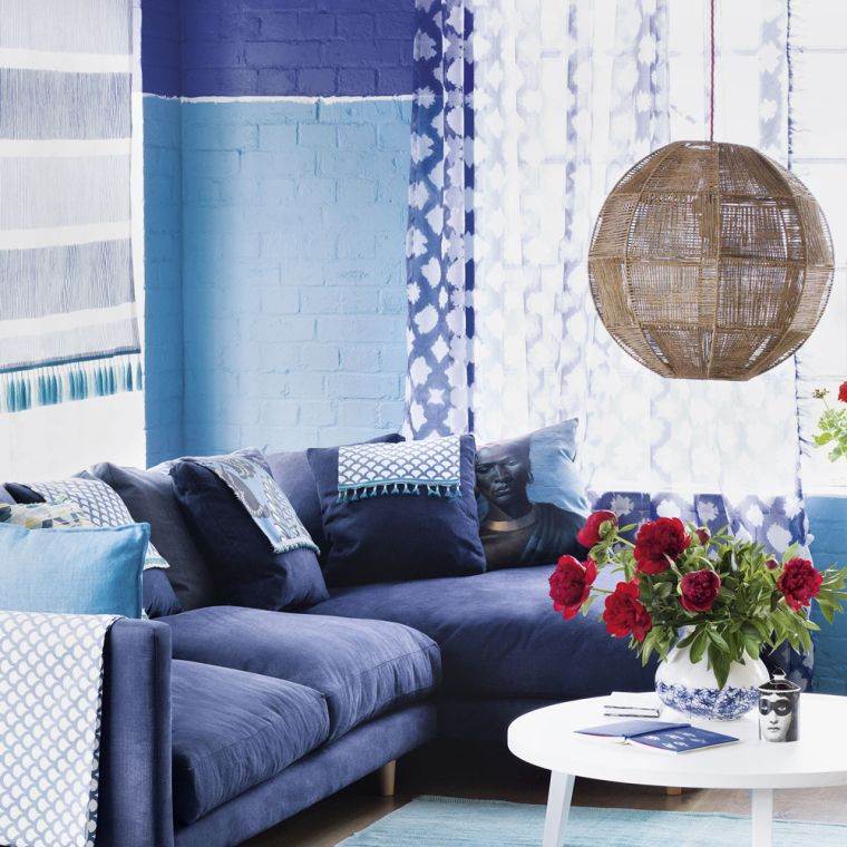 青いリビングルームの装飾のアイデア-壁画-レンガ-露出