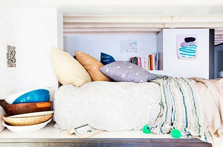 deko idėja suaugusiųjų miegamasis mažos erdvės studijos lovos platformos sienos niša