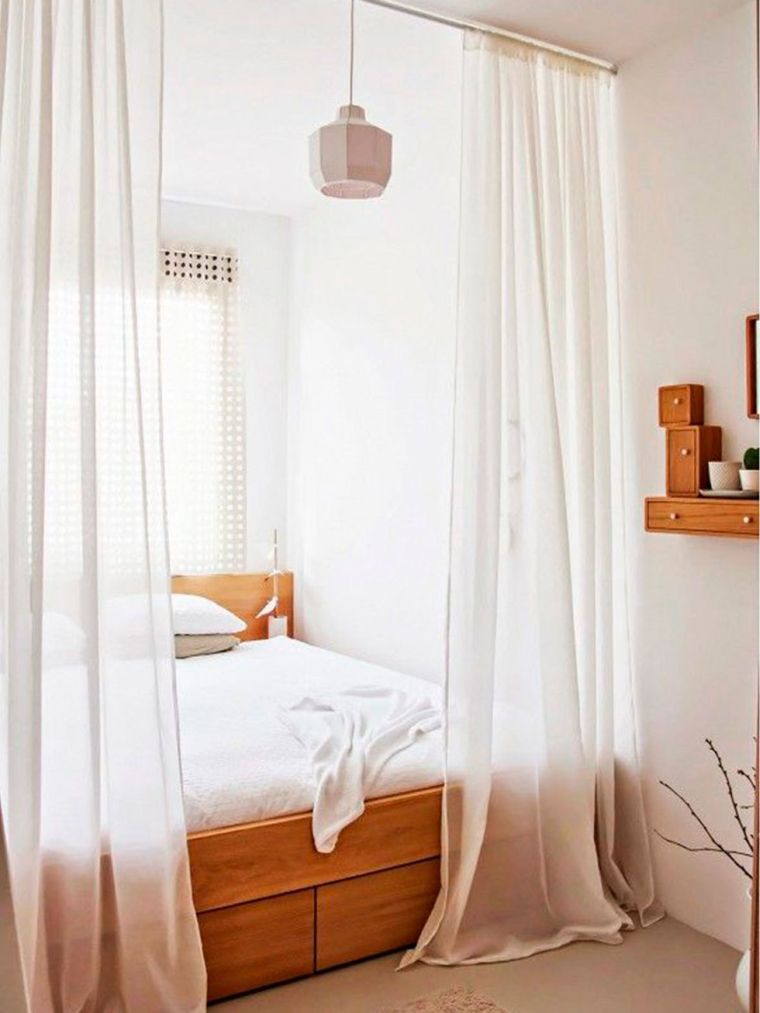 deko idėja suaugusiųjų miegamojo lova natūralaus medžio deko saugykla po lova