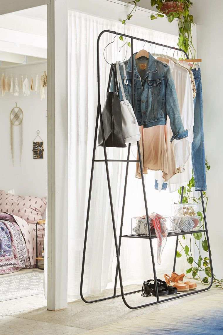 Mažų persirengimo kambarių idėjos suaugusiems miegamojo baldams laikyti