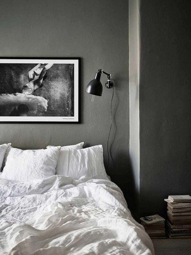 idea lampada da parete per la decorazione di una piccola camera da letto per adulti