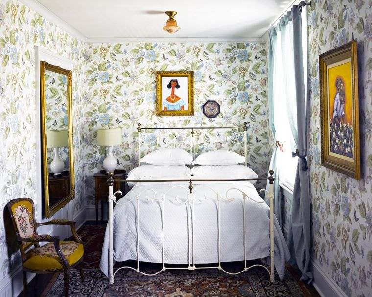 suaugusiųjų miegamojo dekoravimo idėjos mažos erdvės lovos dizainas kaustytomis sienomis tapetai