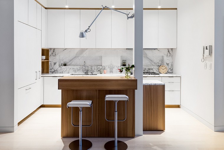 Illuminazione backsplash in marmo per piccola cucina in legno idea