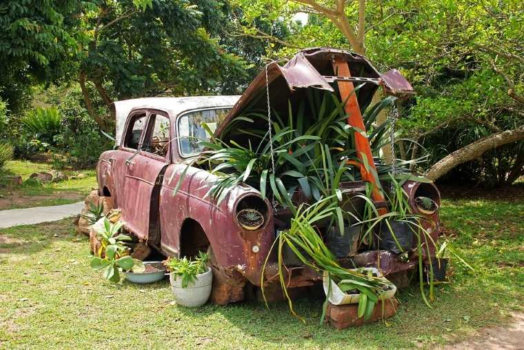 senovinis automobilis sodo dekoravimui