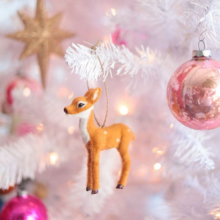 deco-glam-božićno drvce-ružičasto-kuglice-bijelo-stablo