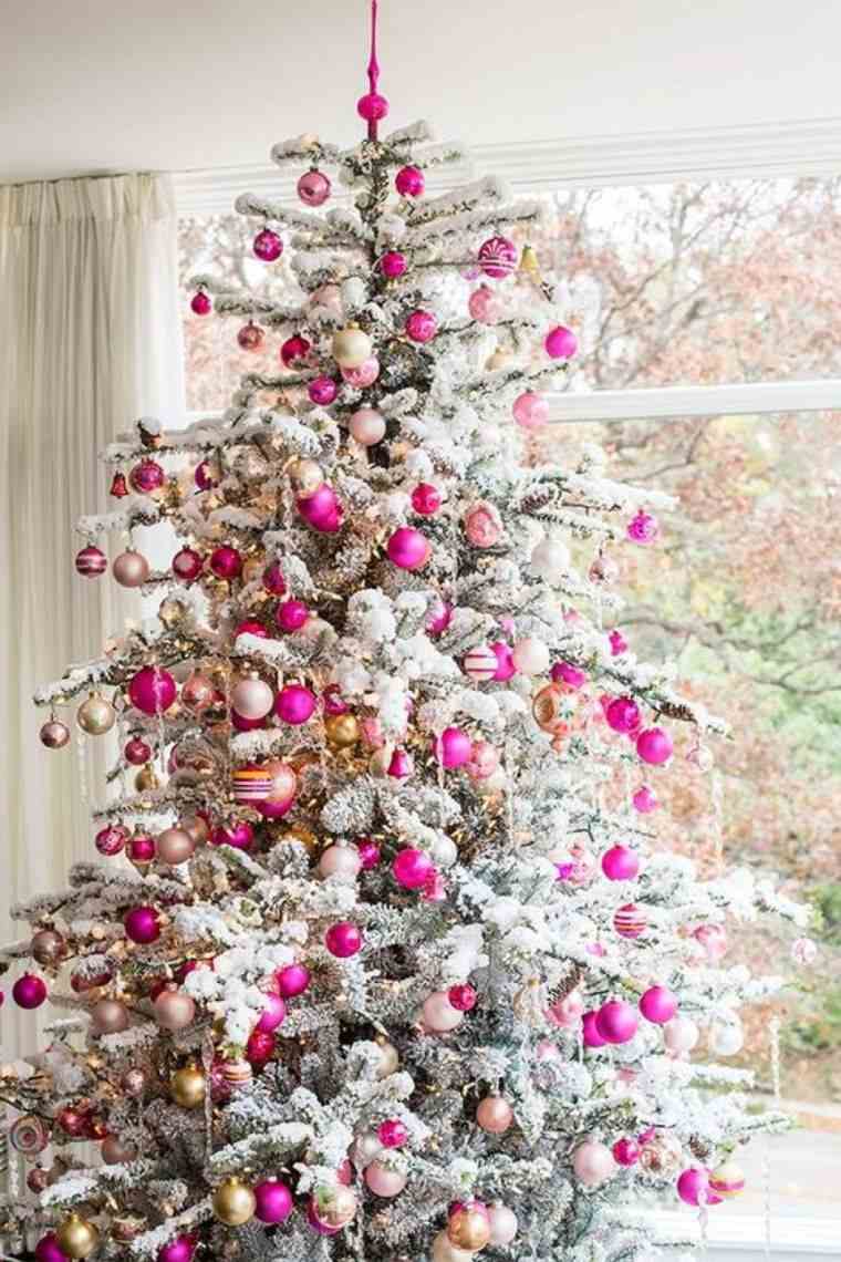 idėja-deko-Kalėdų eglutė-balta-rožinė-prašmatni-kamuoliukai-glam