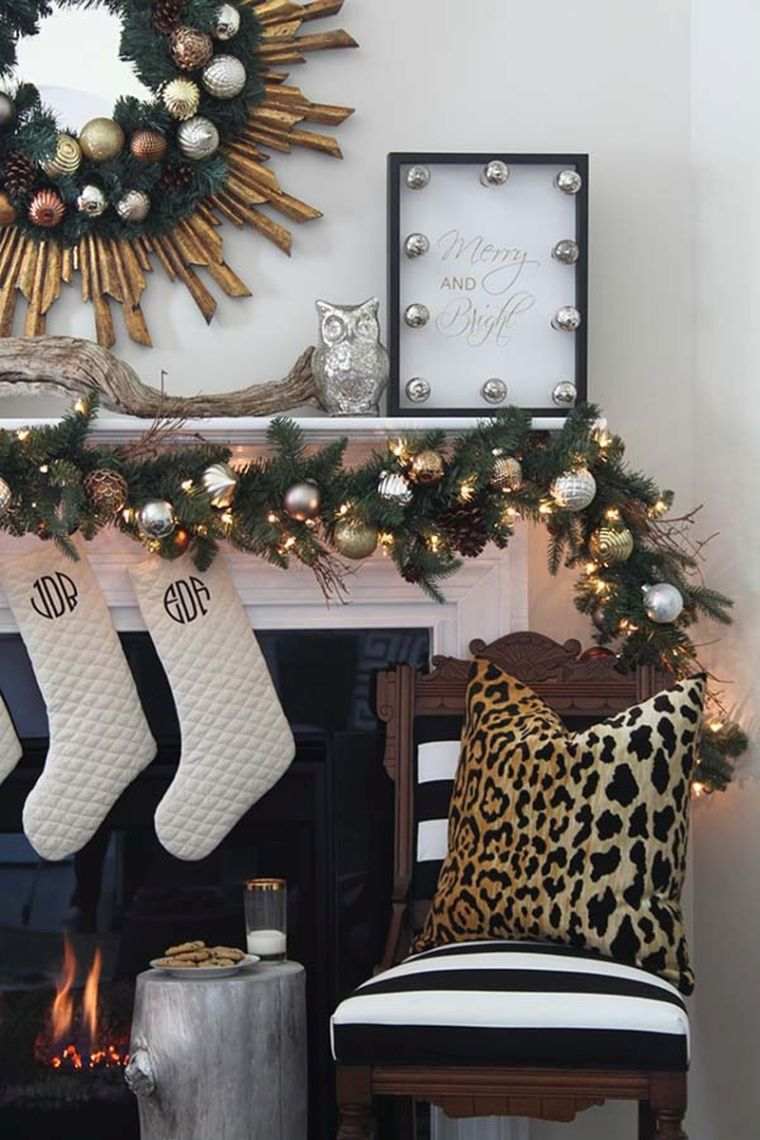 deko-prašmatnus-kalėdinis-interjero-pagalvėlės dizainas-židinys