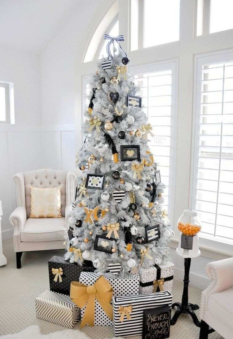 Decorazione-albero-di-natale-chic-bianco-nero-oro-tendenze-natalizie-2017