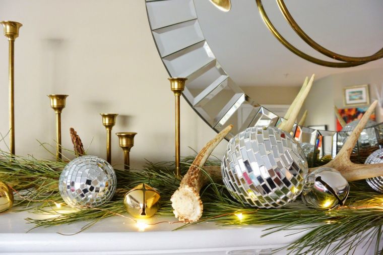 deco-glam-per-camino-natale-mensola-palline-lucide