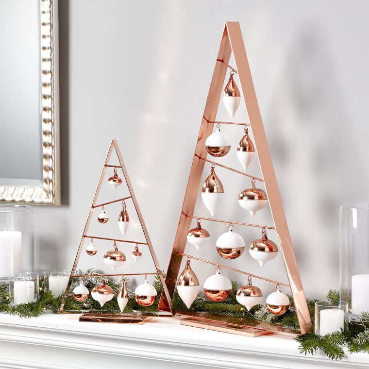 prašmatni Kalėdų dekoravimo idėja židinys-rutuliai-modernus dizainas