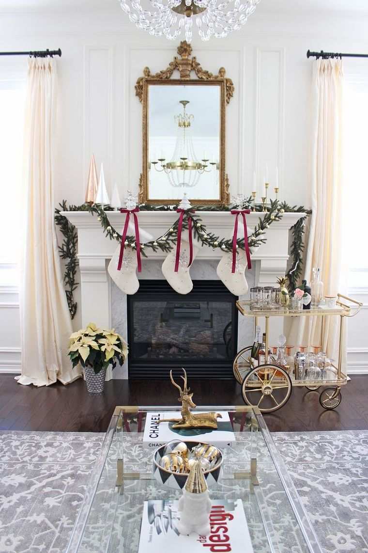 Kalėdinis papuošimas-glam-židinys-svetainė-interjeras-liečia-auksas