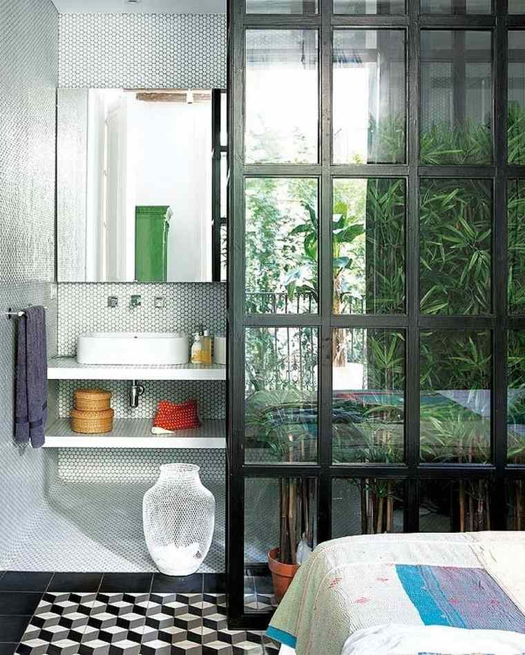 žalia vonios kambario dekoro idėja interjero tendencijų veidrodis papuošia erdvę