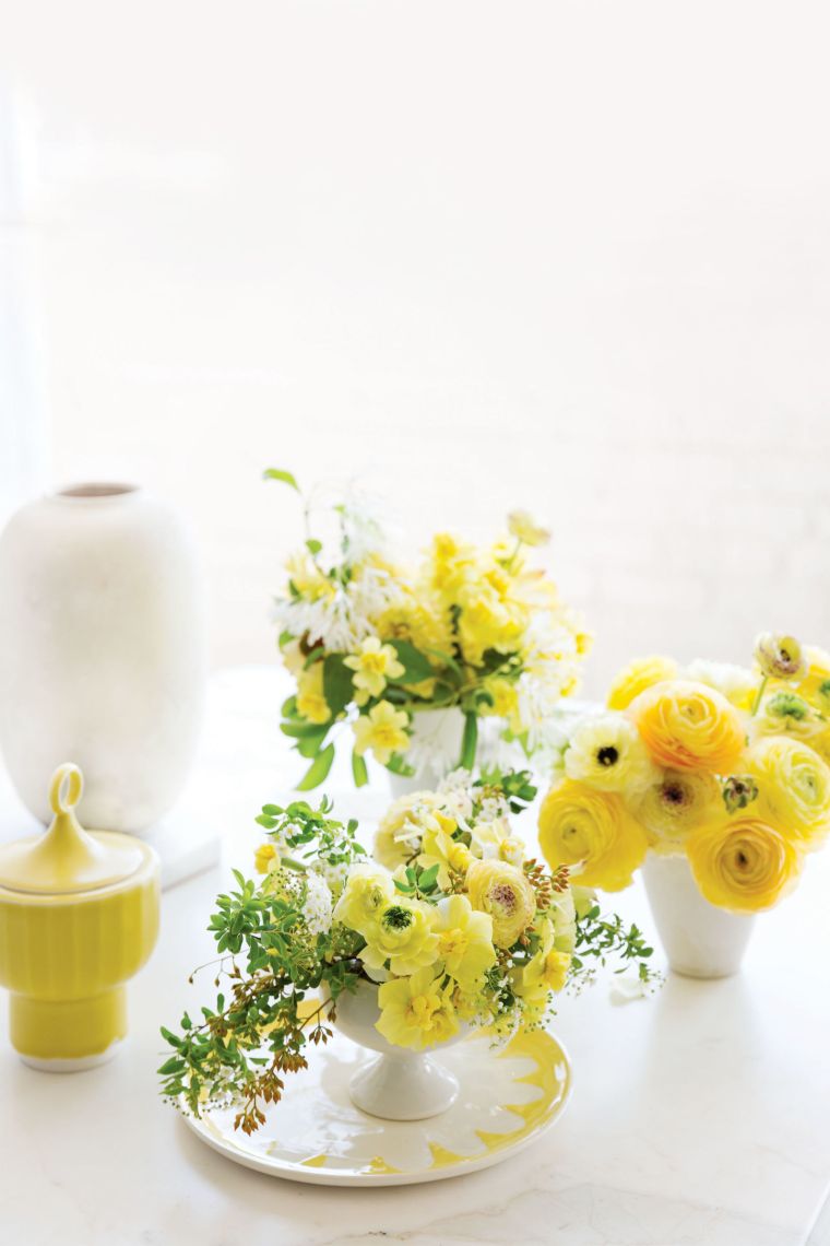 Decorazione floreale vaso primavera fiori gialli tavolo