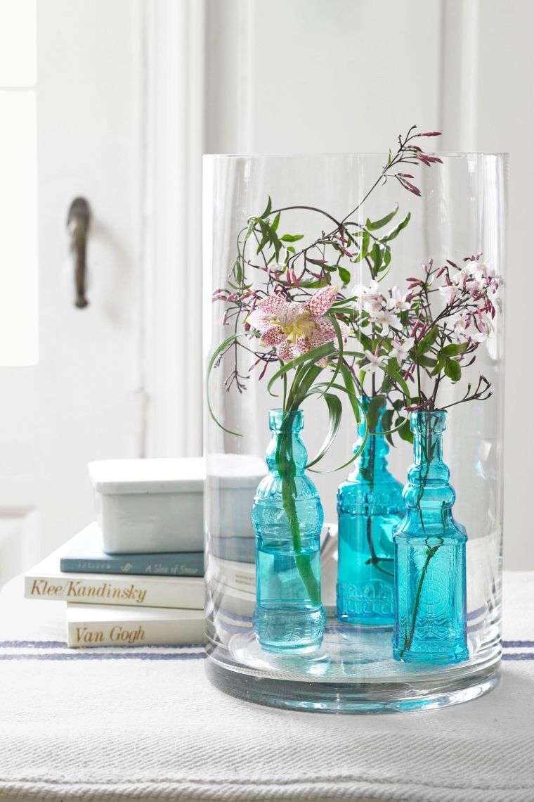 Idea decorazione tavola primaverile vaso centrotavola blu fiori