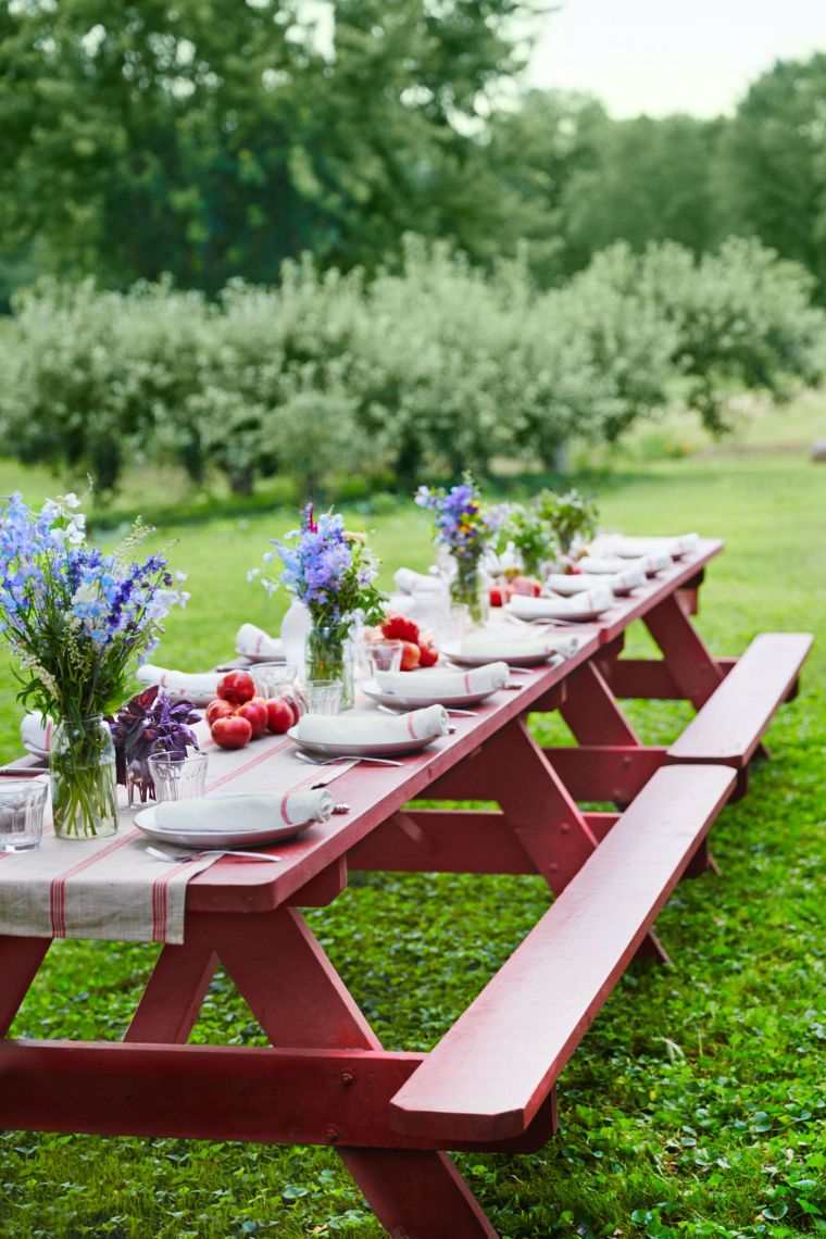 piknik asztal dekoráció tavaszi vázák csokor virág asztal