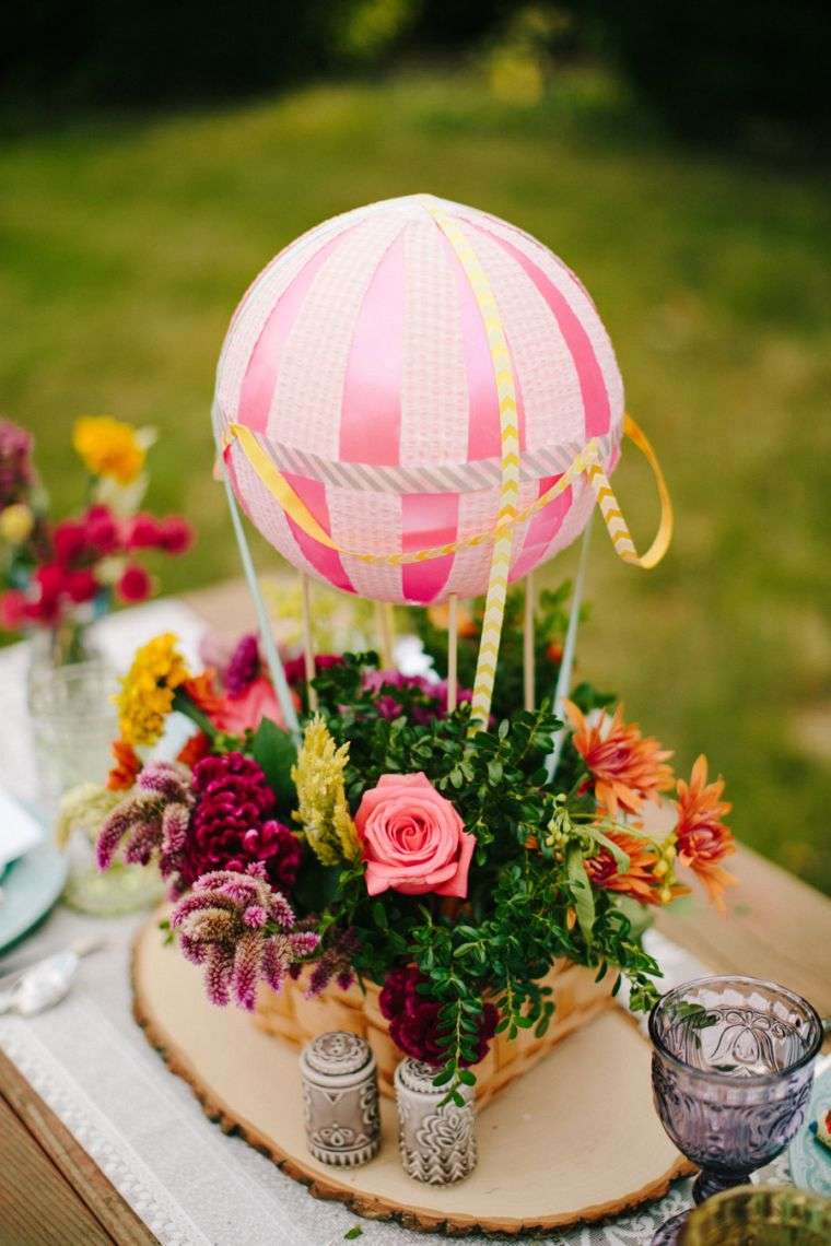 Decorazione della tavola di primavera idea centrotavola decorazione floreale mongolfiera