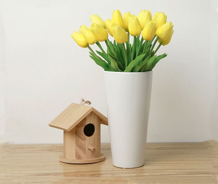 Idee per la decorazione della tavola primaverile vaso bianco casa uccelli in legno