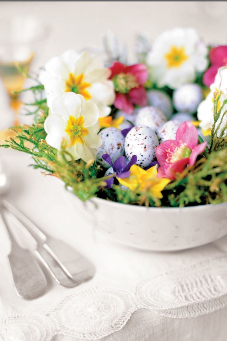 ideja za ukrašavanje stola proljetna jaja uskršnja vaza cvijeće središte