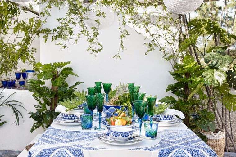 Ideja za proljetnu dekoraciju stola plava boja i stakleni dodaci za stolnjake