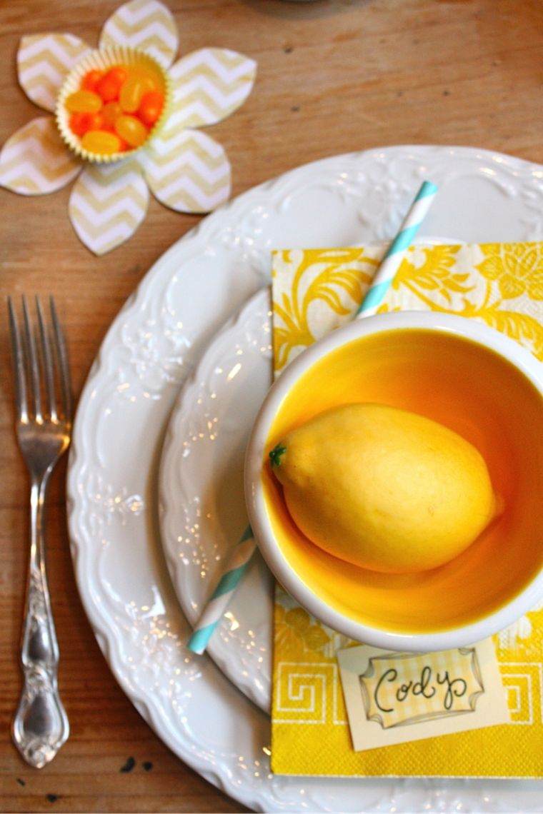 ideja za ukrašavanje stola proljetne boje zabava limun stolno posuđe
