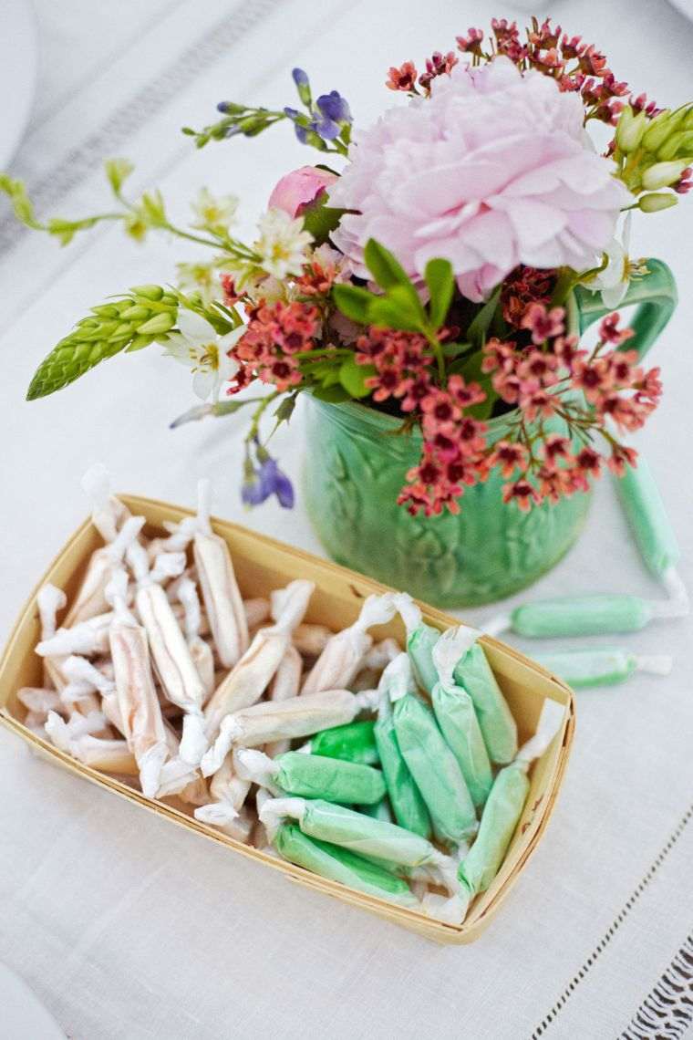 Tavolo primavera fai da te deco composizione floreale cesto dolci