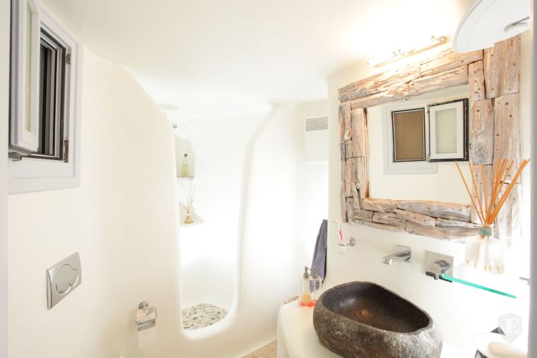 tualeto veidrodžio-medžio-plūdės wc dekoravimo idėja