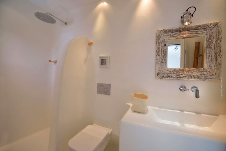 deco-toilette-wc-design-mediterraneen-veidrodis-medis