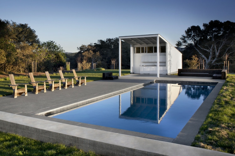 design moderno della terrazza della piscina