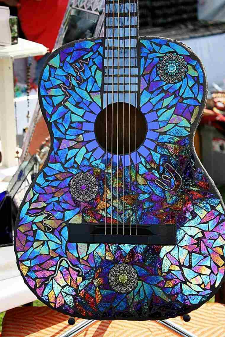 chitarra decorata con vecchi cd idea di riciclo molto originale