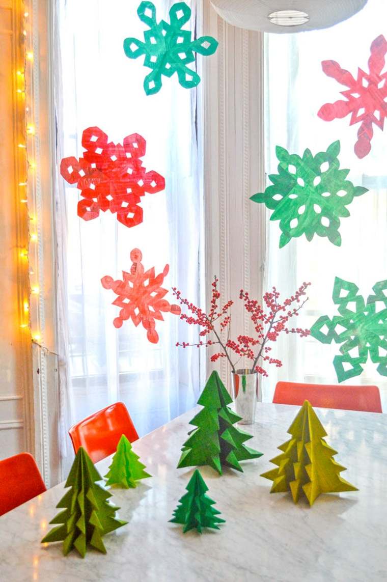 クリスマスデコ紙のアイデアをリサイクルする雪片紙の木のクリスマスの装飾のアイデア
