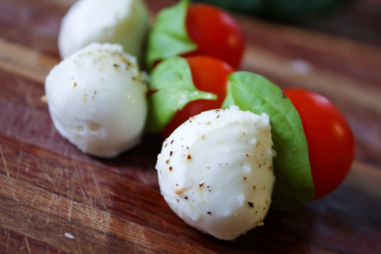 spiedino-facile-insalata-estiva-caprese