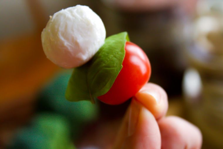 insalata-sera-spiedino-caprese-facile