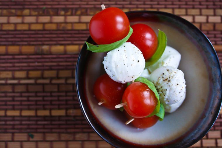 insalata-caprese-spiedino-sera-semplice