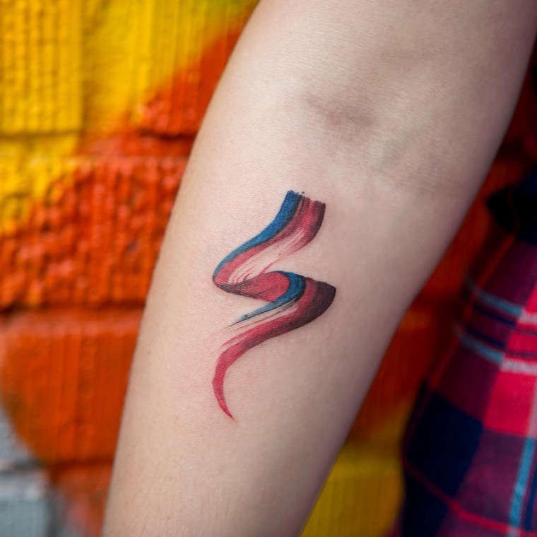 tetoválás a férfiak karjának színeiben
