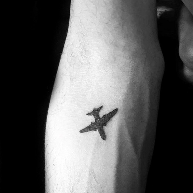 Repülőgép tetoválás a karon férfiaknak