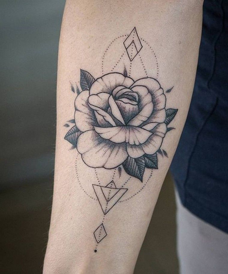 rózsa háromszög tetoválás
