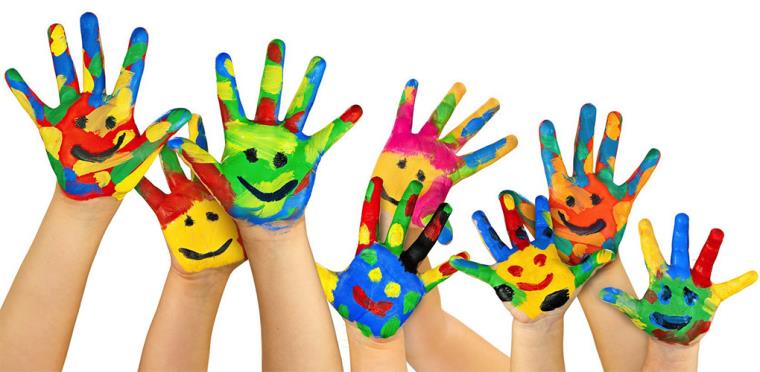 kézi tevékenység 2 éves gyerek-játék-festés-kezek