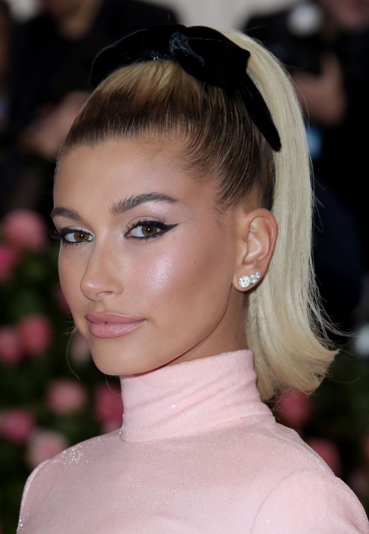 Hailey Bieber kuodų šukuosenos idėjos