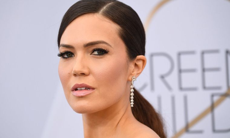 modernus Mandy Moore galvos apdangalas