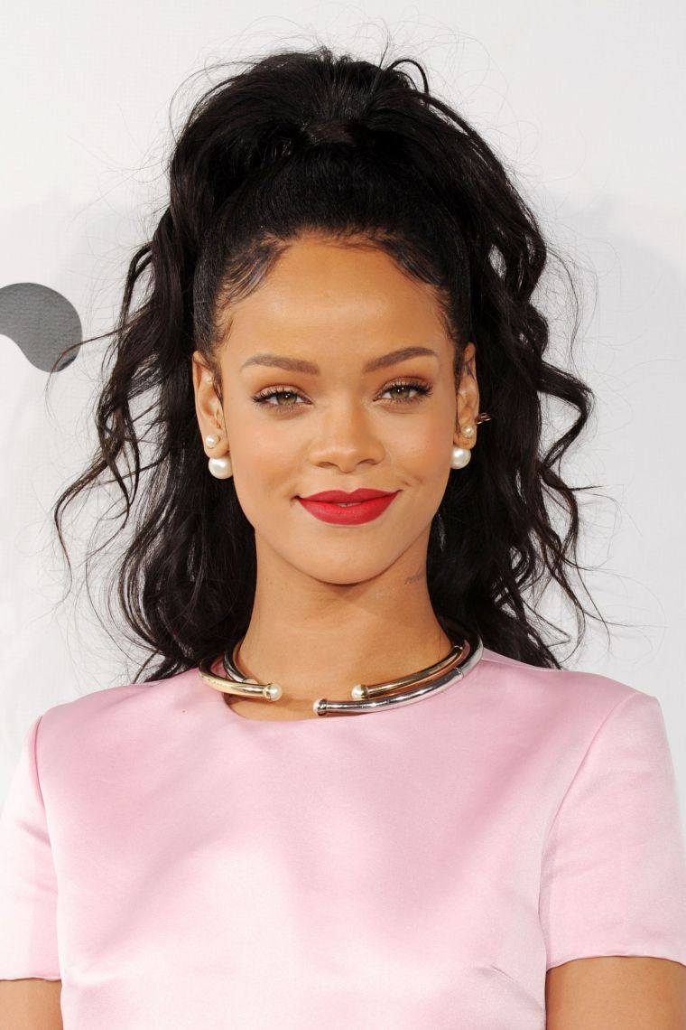 Rihanna šukuosena surištais plaukais