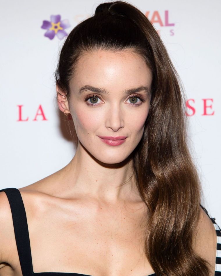 Charlotte Le Bon šukuosena arklio uodega