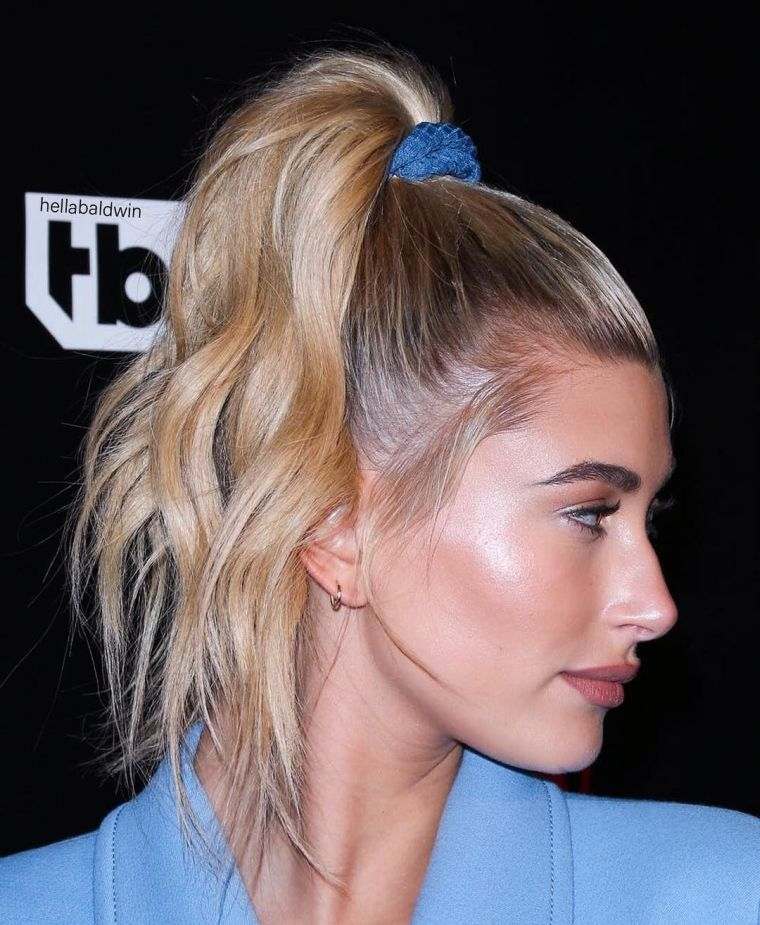 aukšta šukuosena su choicou Hailey Bieber