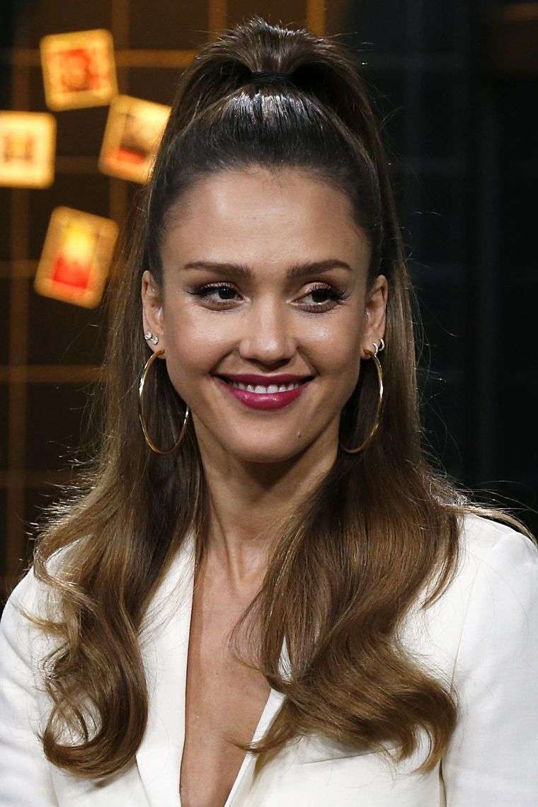 Jessica Alba šukuosenos arklio uodegoje idėjos