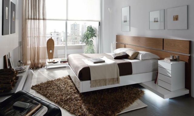 ideje za uređenje spavaće sobe spavaće sobe-dekor-ideje-prirodne-boje-krevet-drvo-tepih-bež-bijele-noćni ormarići