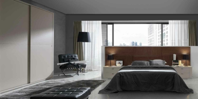 ideje za dekor spavaće sobe-prirodne boje-posteljina-krevet-siva-stolna lampa-crna-majica-krevet-drvene ideje za uređenje spavaće sobe