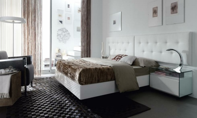 miegamojo dekoro idėjos-natūralios spalvos-elegantiška-balta-galvos-lova-juodas-kilimas-smėlio spalvos-užuolaidos-stiklo-naktinis stalas